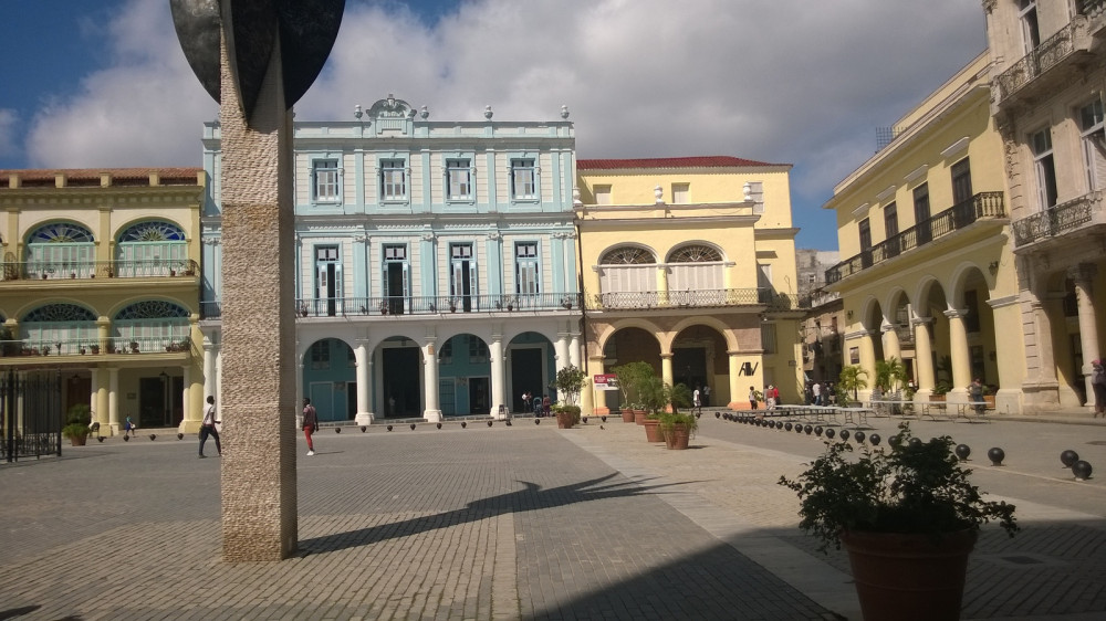 Gebäude Plaza Vieja in Havanna ()