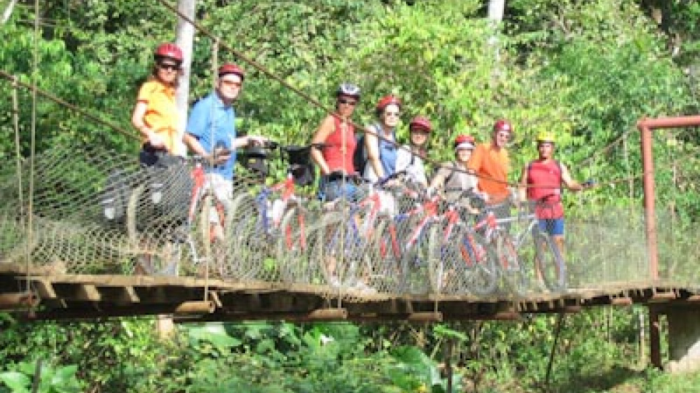 Radfahrer auf einer Brcke in Costa Rica. ()