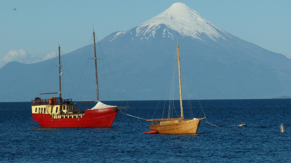 Schiffe in Puerto Varas vor dem Vulkan Osorno ()
