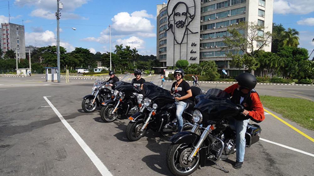 Motorradfahrer auf der Plaza 1 Mayo ()