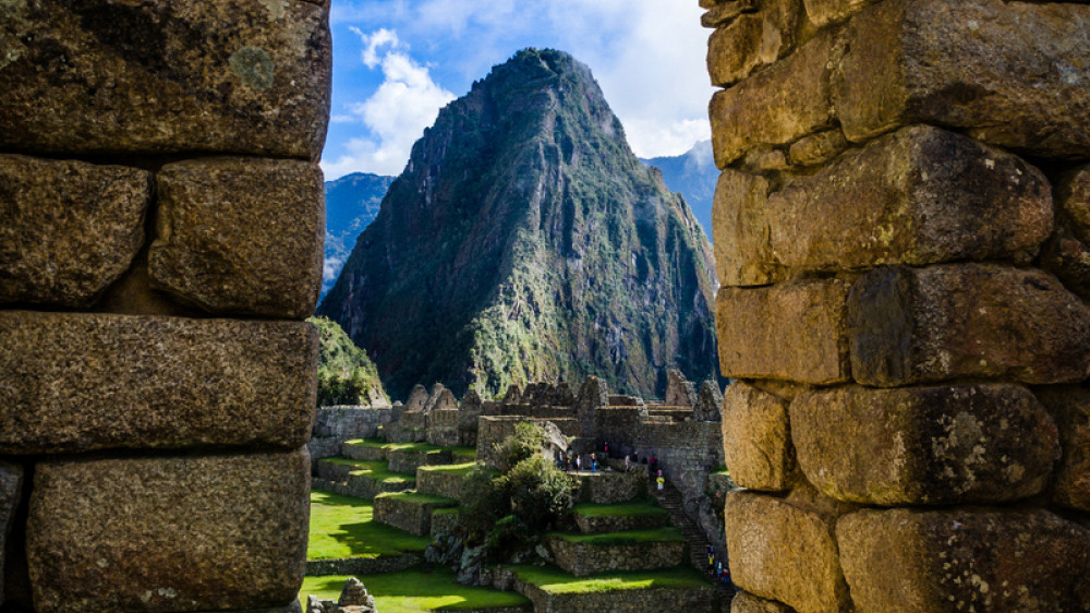 Blick durch einen Ruinenfenster in Machu Piccu auf Huayna Picchu ()
